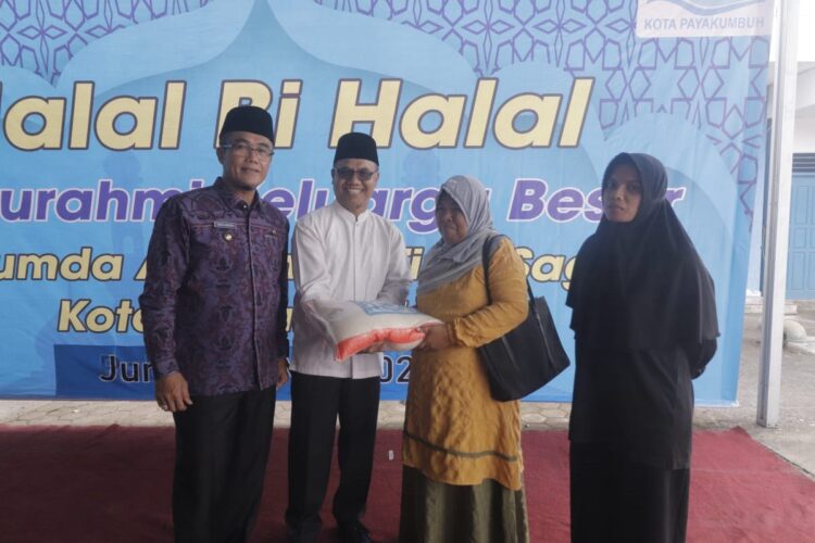 Hadiri Halal Bihalal di Pamtigo, Pj Wali Kota: Mari Berkinerja dengan Baik 1 BANTUAN—PAMTIGO Kota Payakumbuh berikan bantuan kepada masyarakat disaksikan Pj Wali Kota.