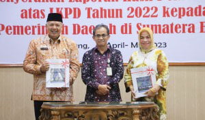 TERIMA LHP— Wali Kota Solok Zul Elfian bersama Ketua DPRD Kota Solok Hj Nurnisma saat menerima LHP dengan pridikat WTP dari dari Kepala BPK Perwakilan Sumbar, Arif Agus.