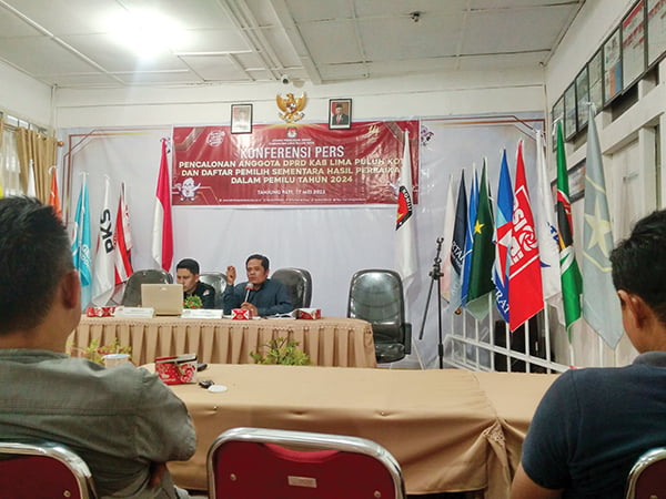 529 Bacaleg Akan Bertarung Rebutkan 35 Kursi DPRD 50Kota 1 KONFERENSI PERS— Komisioner KPU Kabupaten Lima Puluh Kota Arwantri saat melakukan konfrensi pers terkait pendaftaran bacaleg dan DPSHP, Rabu (17/5).