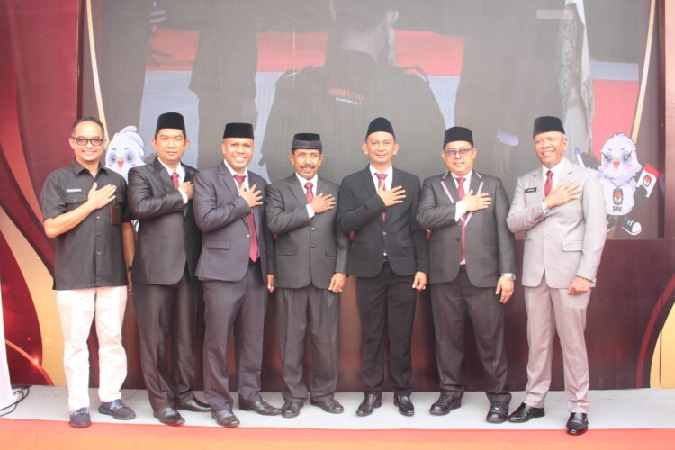 KOMISIONER KPU— Surya Efitrimen (tengah), bersama 4 Komisioner KPU Sumbar periode 2023-2028 yang baru saja dilantik oleh Ketua KPU RI, Rabu (24/5) di Jakarta.