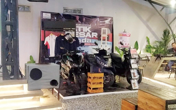 MOTOR SKUTIK— Honda Hayati menghadirkan skutik di kelas premium yang meliputi Honda Vario 160, Honda PCX 160, dan Honda ADV160 dalam iven Honda Premium Matic Day yang berlangsung selama dua hari (27-28/5) di Show Koffie, Padang.