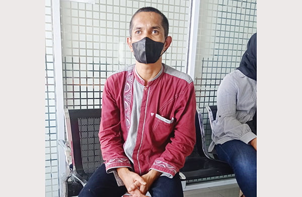 MEMOHON KEADILAN— Hendri (42), ayah dari korban pencabulan di kawasan Lubuk Kilangan, mendatangi redaksi POSMETRO. Pria berkebutuhan khusus ini meminta polisi untuk memproses laporan kasus pencabulan anaknya dan berharap polisi menangkap pelaku yang hingga kini masih bebas berkeliaran.