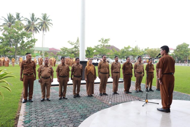 Sebagai Pelaksana Tugas Asisten Satu, Hidayatur Rusyda Ditunjuk Wako 1 PIMPIN APEL— Pj Sekda pimpin apel di halaman kantor Balai Kota Payakumbuh, Senin (29/5).