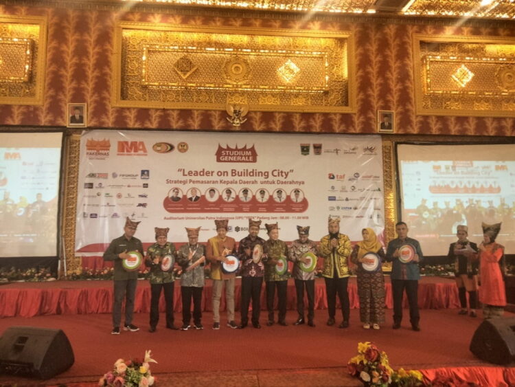 IMA Rakernas di Padang, Wagub Sumbar Ajak Kepala Daerah Gencarkan Promosi 1 RAKERNAS IMA— Wagub Sumbar Audy Joinaldy bersama beberapa Wali Kota dan Presiden IMA Suparno Djasmin membuka Rakernas IMA yang dimulai 18 hingga 21 Mei 2023, di Gedung UPI Convention Center.