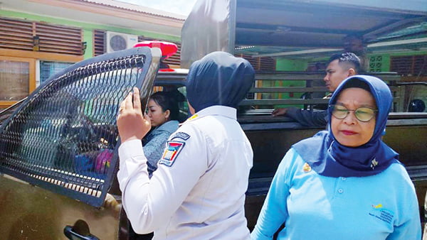 Terjaring di Hotel Berbintang, 2 PSK Dikirim ke Panti Andam Dewi, Kencani Pria Hidung Belang via MiChat 1 DIKIRIM KE PANTI ANDAM DEWI— Dua perempuan diduga sebagai PSK, dikirim Satpol PP Kota Padang ke Panti Sosial Karya Wanita (PSKW) Andam Dewi, Kabupaten Solok. Keduanya, terjaring razia pekat, Kamis (18/5) dinihari WIB di hotel berbintang.