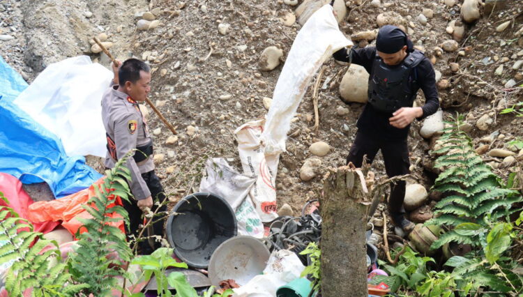 Tambang Emas Ilegal di Talamau Pasbar Ditertibkan 1 TAMBANG EMAS—Kapolres Pasbar AKBP Agung Basuki bersamaTim Polda Sumbar melakukan penertiban tambang emas ilegal di Kecamatan Talamau, Pasbar.