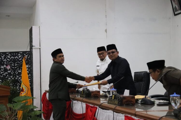 PANDANGAN FRAKSI— Juru bicara Fraksi PAN Jasmadi menyerahkan naskah pandangan fraksi pada pimpinan sidang Anton Yondra SE, MM.