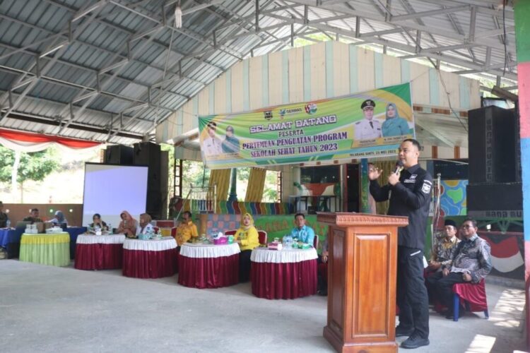 Pertemuan Penguatan Program Sekolah Sehat, Upaya Melahirkan Generasi yang Berkualitas 1 SAMBUTAN—Bupati Sijunjung, Benny Dwifa Yuswir berikan sambutan saat membuka Pertemuan Penguatan Program Sekolah Sehat Kabupaten Sijunjung Tahun 2023 di ruang pertemuan objek wisata Telabang Sakti, Kecamatan Kamang Baru.