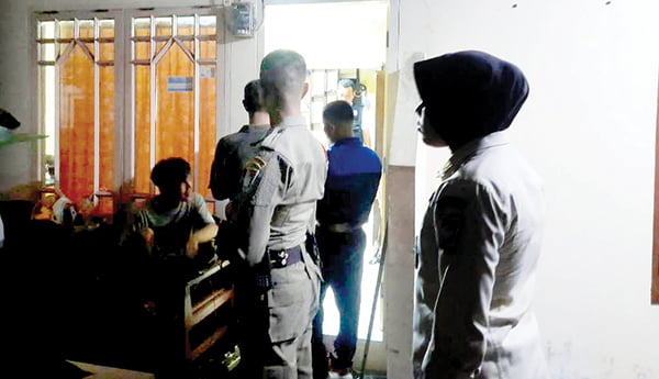 Bikin Resah Warga, Rumah Kos Bebas Dirazia 1 RAZIA KOS— Petugas Satpol PP Kota Padang mendatangi rumah kos yang berbaur antara penghuni perempuan dan laki-laki, Kamis (25/5) malam, di kawasan Parak Jambu Indah, Kelurahan Dadok Tunggul Hitam, Kecamatan Koto Tangah.