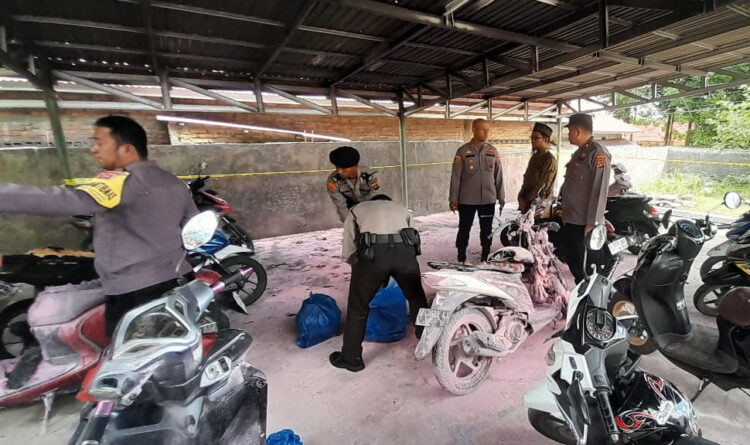 14 Sepeda Motor Terbakar di SD Quran Ar Risalah, Semuanya Milik Guru, Diduga ada Kesengajaan, Polisi Temukan Tabung Elpiji 3 Kg dan Korek Api 1 OLAH TKP— Polisi melakukan olah TKP kebakaran yang menghanguskan 14 unit sepeda motor milik guru di SD Quran Ar Risalah, Padang.