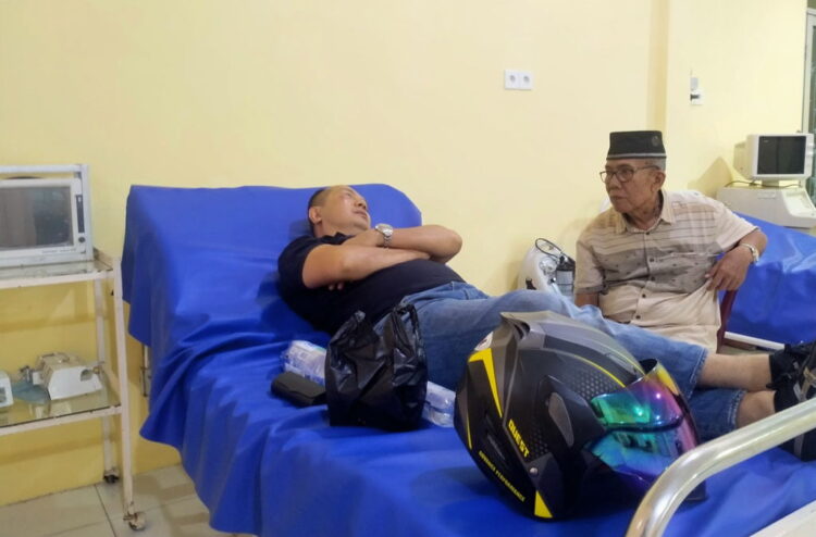 Pengurus KPP Padang Dibogem OTK 1 PENGANIAYAAN— Pengurus Komunitas Pedagang Pasar (KPP) Padang, Irsal Mawardi, menjalani perawatan di RS Bhayangkara, usai menjadi korban penganiayaan oleh OTK di kawasan Pasar Raya Padang.