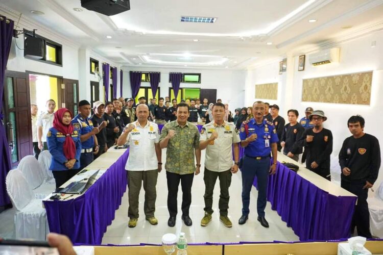 BIMTEK— Pemko Padangpanjang gelar Bimtek Peningkatan Kapasitas Anggota, terhadap Satuan Perlindungan Masyarakat (Satlinmas) di Kota Padangpanjang, di Hotel Pangeran Padangpanjang, Kamis (25/5).