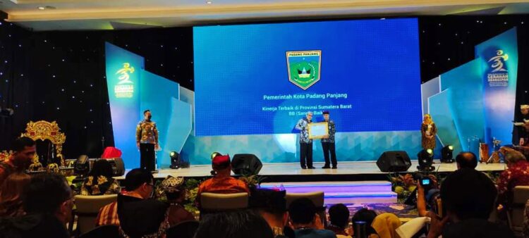 Padangpanjang Terima Penghargaan Nilai Pengawasan Kearsipan Kategori Sangat Baik 1 SERAHKAN PENGAHRGAAN— Kepala ANRI, Imam Gunarto menyerahkan penghargaan kepada Sekretaris Dinas Perpustakaan dan Kearsipan (DPK) Kota Padangpanjang, Junaidi.