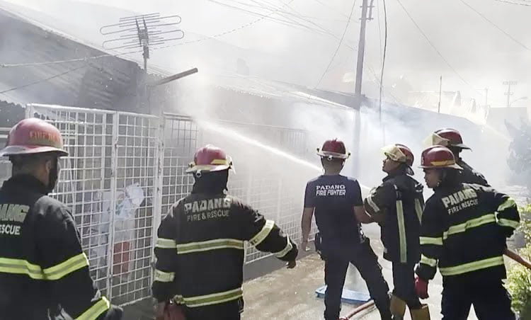 5 Rumah di Kawasan Padat Permukiman Terbakar 1 Petugas Damkar melakukan penyemprotan air untuk memadamkan api yang membakar lima rumah di di Perumnas Siteba, Jalan Payakumbuh IV, Kecamatan Nangalo.