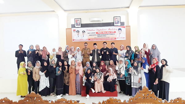 Ibnu Asis Minisiasi Pelatihan Digital Marketing Bagi Pelaku UMKM 1 FOTO BERSAMA— Ibnu Asis, anggota DPRD Kota Bukittinggi asal daerah pemilihan Bukittinggi 1 (Kecamatan Mandiangin Koto Selayan), foto bersama peserta pelatihan digital marketing yang berlangsung 21-22 Mei 2023 di Mifan, Padangpanjang.
