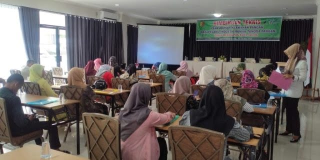 Pengembangan dan Pengawasan IRTP jadi Acuan Pemko Solok 1 BIMTEK PANGAN— Dinas Kesehatan melalui Bidang PSDK mengadakan bimtek penyuluhan keamanan pangan bagi pelaku industri.