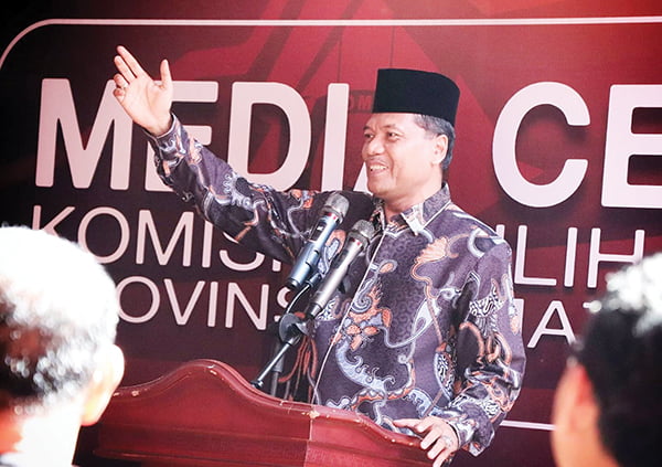 KONFERENSI PERS— Irfendi Arbi saat konferensi pers usai menyerahkan surat pengunduran diri ke KPU Sumbar, Minggu (14/5).