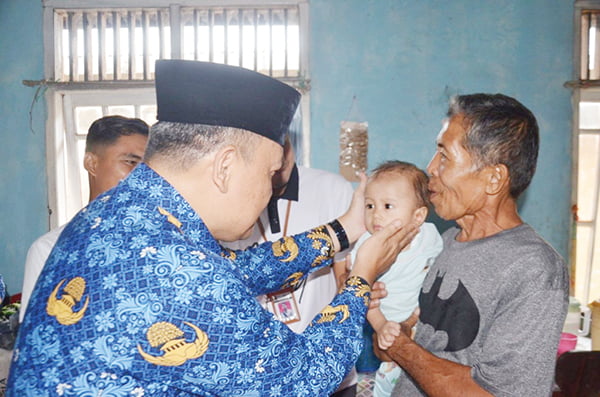 KUNJUNGI PENGIDAP STUNTING— Ketua Tim Percepatan Penurunan Stunting Kabupaten Agam, Irwan Fikri mengunjungi rumah Raka Aditya pengidap stunting berusia 11 bulan, Rabu (17/5).