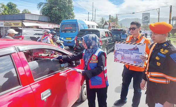 Jadwal Kereta Api di Sumbar Berubah Mulai 1 Juni 2023, PT KAI Gelar Sosialisasi Keselamatan di 2 Lokasi 1 SOSIALISASI— Menjelang perubahan jadwal keberangkatan kereta api pada 1 Juni mendatang, PT KAI (Persero) Divre II Sumbar melakukan sosialisasi keselamatan di dua titik pelintasan sebidang, yaitu Stasiun Duku dan Simpang Sicincin.