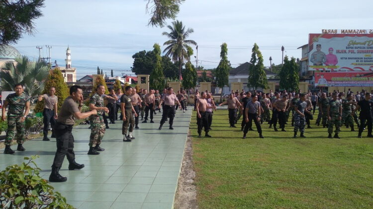 Jaga Sinergisitas, Kapolres dan Dandim Apel Gabungan dan Senam Bersama 1 OLAHRAGA BERSAMA—Kapolres Pasbar AKBP Agung Basuki di damping Dandim Letkol Rahmad melakukan olah raga bersama, Jumat (26/5).