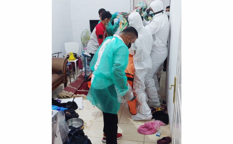 EVAKUASI— Tim PMI bersama Polisi mengevakuasi jenazah pensiunan PNS yang ditemukan meninggal dalam rumahnya di Kecamatan Padang Utara, Kota Padang.