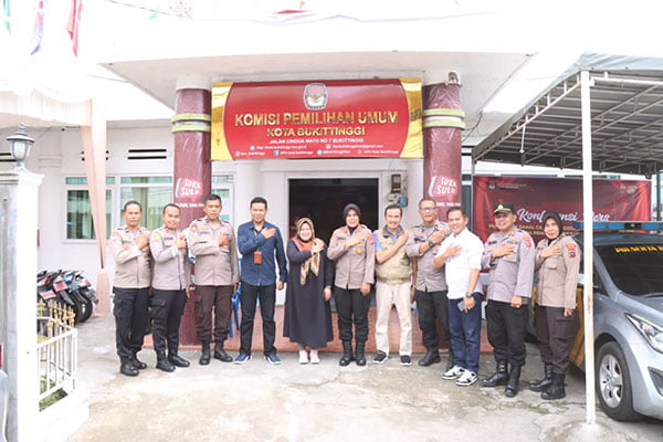 FOTO BERSAMA— KPU Bukittinggi bersama unsur Kepolisian Polres Bukittinggi usai penutupan pendaftaran peserta Pemilu Legislatif DPRD Bukittinggi.