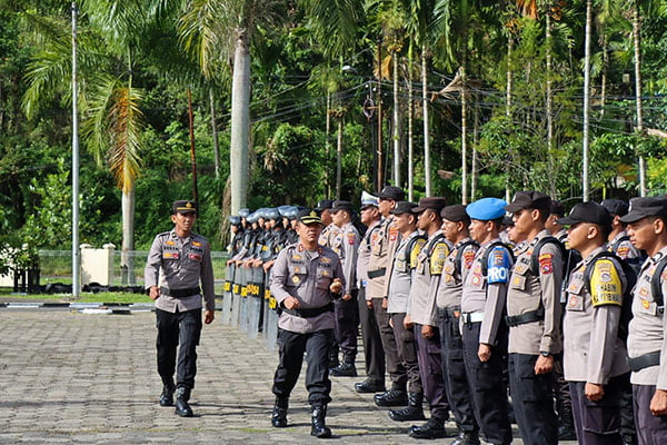 PERIKSA PASUKAN— Kapolres Sawahlunto AKPB Purwanto Hari Subekti, S.Sos saat periksa pasukan untuk persiapan Pilkades.