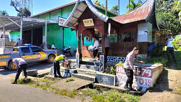 Motivasi Masyarakat untuk Aktifkan Kembali Poskamling, Polres Sijunjung Gelar Lomba Poskamling Antar Nagari 1 PERSIAPAN LOMBA— Kapolsek AKP Usman Nurwidi bersama jajaran personel Polsek Sijunjung membantu warga di Nagari Pematang Panjang dalam mempersiapkan lomba Poskamling tingkat Polres Sijunjung.