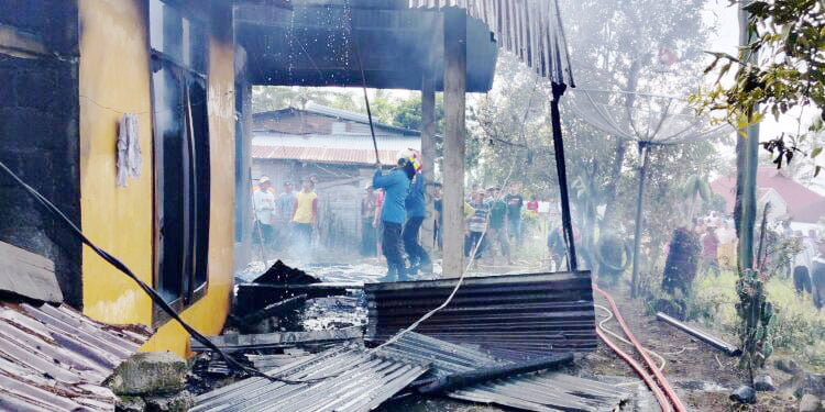 KEBAKARAN— Petugas Damkar melakukan penyemprotan air untuk memadamkan api yang membakar rumah di di Jorong Anau Kadok, Nagari Talang, Kecamatan Gunung Talang.