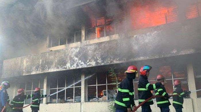 Gedung Bekas Kantor Pajak Ludes Terbakar, Tamu-tamu Hotel sempat Berhamburan, Kerugian Ditaksir Capai Rp 1 miliar 1 KEBAKARAN— Petugas Damkar berjibaku untuk memadamkan api yang membakar gedung bekas kantor pajak.