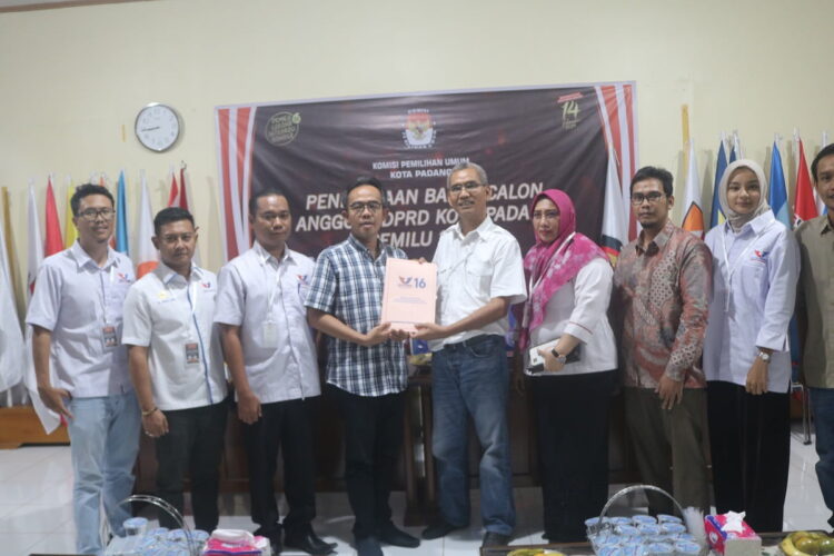Untuk DPRD Kota Padang sebanyak 45 orang, Partai Perindo Kota Padang Daftar Bacalon Anggota Legislatif 1 SERAHKAN—Ketua DPD Perindo Kota Padang Masrizal mamak menyerahan berkas Partai Perindo Kota Padang ke KPU Kota Padang