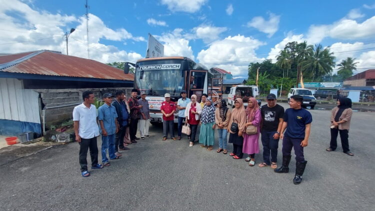 Relawan Pak’sa Tak Pernah Lelah Menebar Harapan, Antarkan 10 ODGJ Asal Limapuluh Kota Jalani Rehabilitasi 1 JALANI REHABILITASI—Koordinator Relawan Paksa Ferizal Ridwan foto bersama menjelang keberangkatan PDGJ menjalani rehabilitasi.