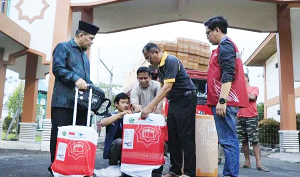 KOPER JEMAAH HAJI— Kepala Kanwil Kemenag Sumbar Helmi bersama Kepala UPT Asrama Haji Afrizen, Ketua Tim Kerja, M. Rifki dan perwakilan PT. Garuda Indonesia, Rusdi, mencek kedatangan 550 koper jemaah haji Sumbar yang telah mendarat di Asrama Haji Tabing Padang.