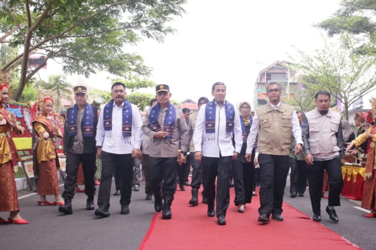 Payakumbuh Berkomitmen menjadi Kota Bebas Pungutan Liar 1 PENCANANGAN— Pj Wako Rida Ananda bersama Irwasum Mabes Polri saat penandatangan pakta Integritas dalam upaya mencanangkan Payakumbuh bebas pungli.