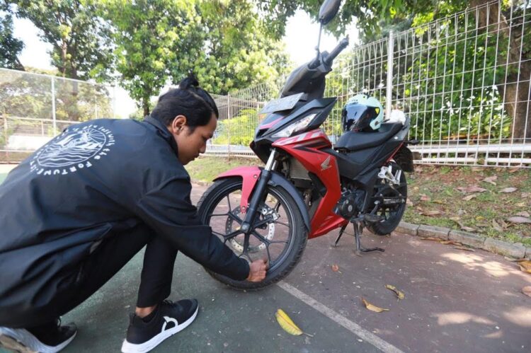 Menara Agung Bagi Tips #Cari_Aman Parkir Motor 1 KUNCI GANDA— Memasang kunci ganda pada sepeda motor agar aman saat diparkirkan.