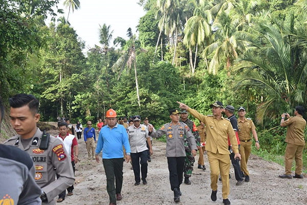 Taruna Latsitardanus Goro Kerjakan Jalan Penghubung 1 JALAN PENGHUBUNG DUA DESA— Wali Kota pariaman H Genius Umar saat meninjaua lokasi pengerjaan jalan penghubung di dua desa.