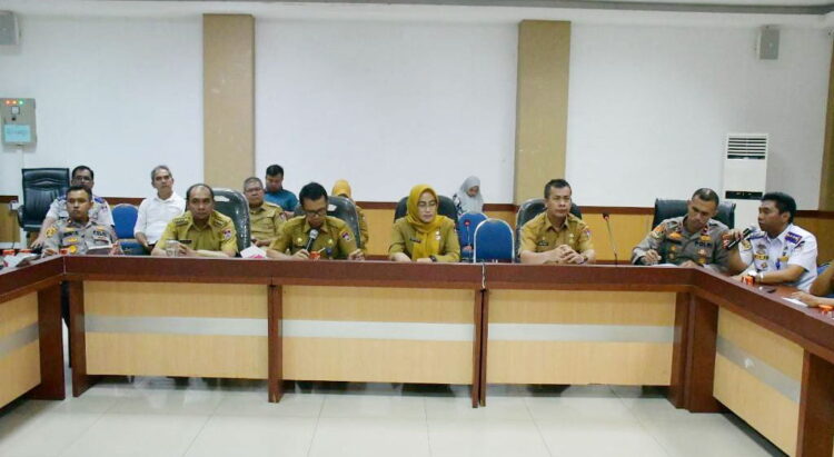 PERSIAPAN LATSITARDANUS— Asisten I Bidang Pemerintahan, Edi Hasymi memimoin rapat checking terakhir persiapan Latsitardanus di Kantor Camat Lubuk Begalung, Senin (15/5).