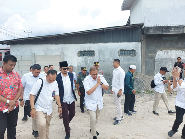 MENINJAU— Anggota Komisi VI DPR RI, Andre Rosiade bersama Wako Erman Safar saat meninjau sarana prasarana Stasiun Lambuang yang merupakan sentral kuliner modern yang digagas Pemko Bukittinggi, akhir pekan lalu.