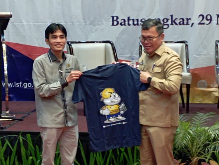 Hasil Penelitian Lembaga Sensor Film, Baru 46 % Penonton Perhatikan Klasifikasi Usia saat Menonton 1 TERIMA KAOS— Sekda Iqbal Ramadi Payana menerima baju kaos dari panitia LSF, saat melakukan sosialisasi, di Batusangkar.