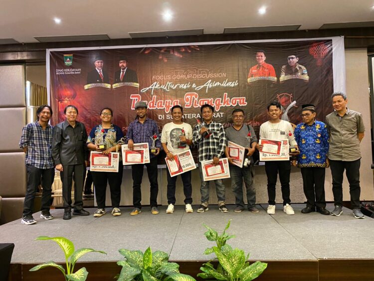 PEMENANG— Para pemenang yang mengikuti lomba Kebudayaan Tionghoa menerima piala, piagam dan hadiah uang.
