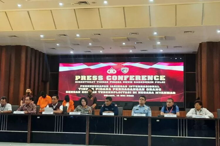 WNI DIPULANGKAN— Direktorat Tindak Pidana Umum (Dittipdium) Bareskrim Polri bersama kementerian/lembaga terkait menggelar konferensi pers terkait pemulangan 25 WNI yang jadi korban TPPO di Myanmar.