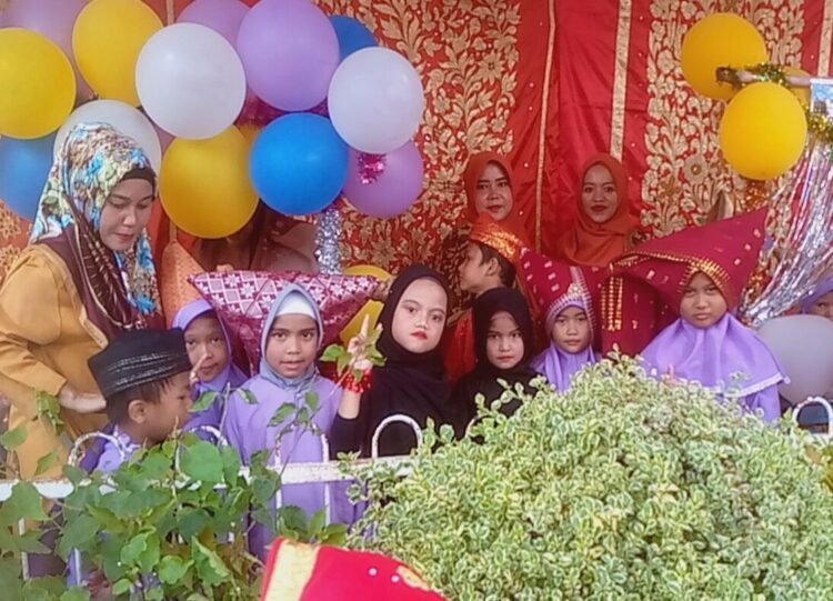 GEBYAR P5— Wali Kelas Kelas I SDN 08 Mailastri Suarna SPd dan Wali Kelas Kelas II Elva Safitri, SPd kunjungi stand anak didiknya.