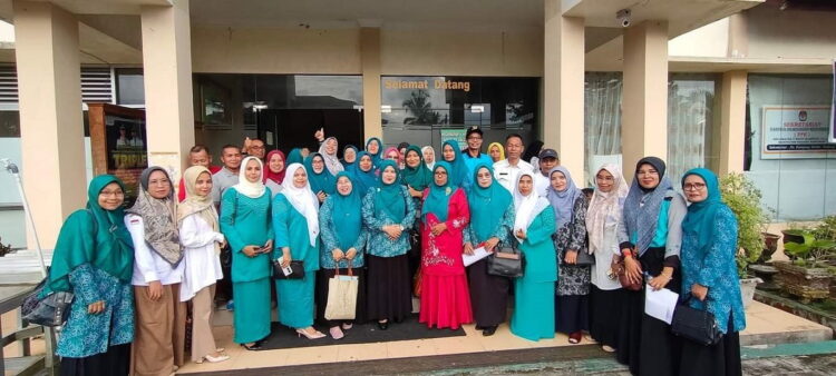 Ketua TP PKK Kecamatan dan Dasawisma Jalankan 10 Program Pokok PKK 1 FOTO BERSAMA— Ketua TP-PKK Padangpariaman Ny. Yusrita Suhatri Bur usai kegiatan foto bersama.