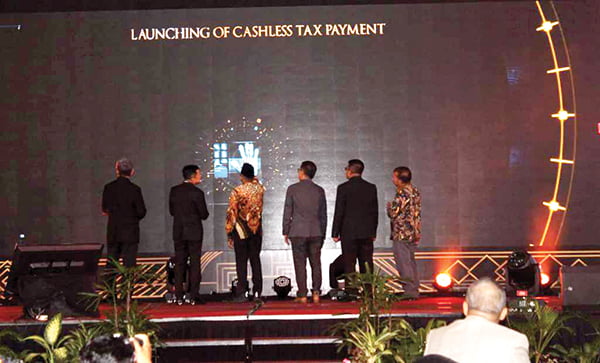 ANUGERAH PAJAK— Wako Hendri Septa menyerahkan penghargaan untuk 13 kategori kepada rekanan Wajib Pajak yang sudah berkontribusi dan konsisten membayar pajak daerah.