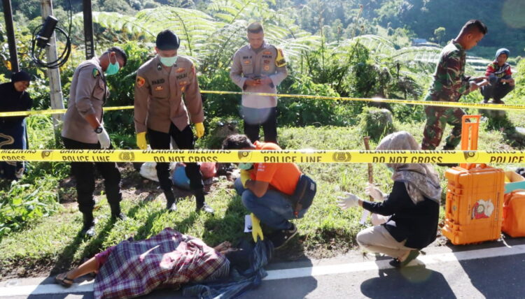 Wanita Tanpa Identitas Tewas di Pinggir Jalan 1 PENEMUAN MAYAT— Polisi melakukan olah TKP penemuan mayat tanpa identitas di pinggir jalan Kelok Bituang, Lubuk Selasih, Kabupaten Solok.