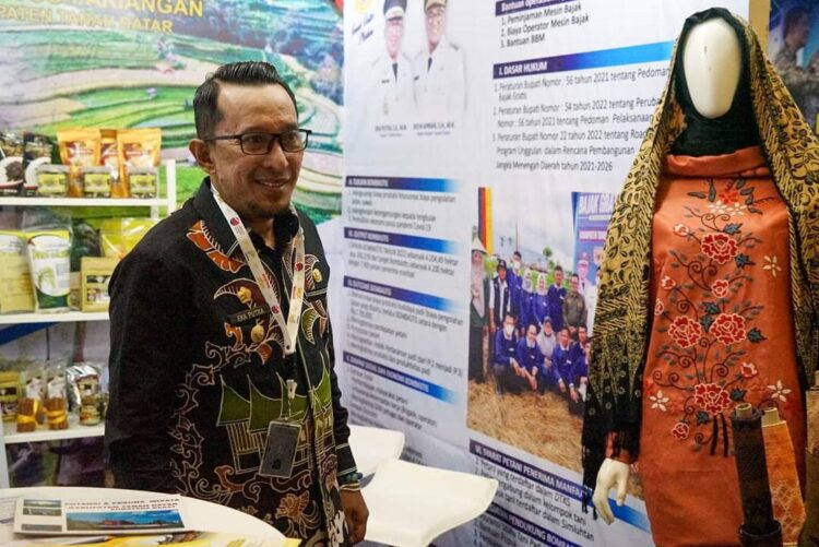 STAND PAMERAN—Bupati Eka Putra mengunjungi stand pameran Kabupaten Tanah Datar dan beberapa stand daerah lain, di Jakarta Convention Center (JCC) Selasa (16/5).