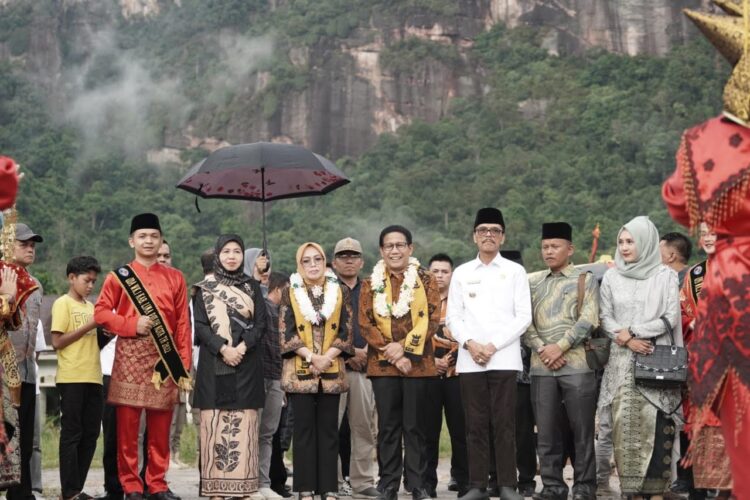 Menteri Desa PDTT Kunjungi Lembah Harau, Nagari Harau Diproyeksikan menjadi Desa Jejaring ASEAN 1 KUNJUNGI LEMBAH HARAU— Menteri Desa PDTT bersama Bupati Limapuluh Kota saat berkunjung ke objek wisata Lembah Harau.