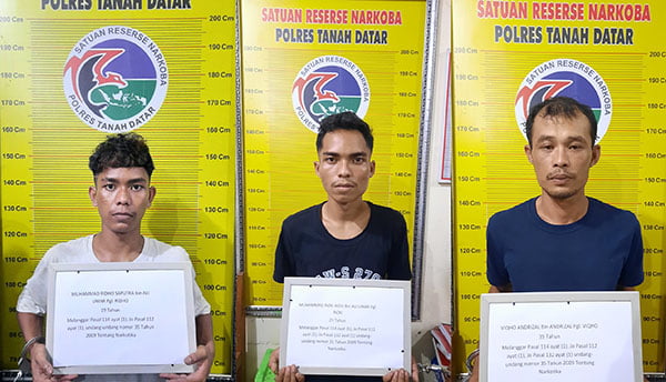 PENGEDAR— Tiga pengedar sabu di Kecamatan Lintau Buo Utara ditangkap Tim Tarantula Polres Tanahdatar.