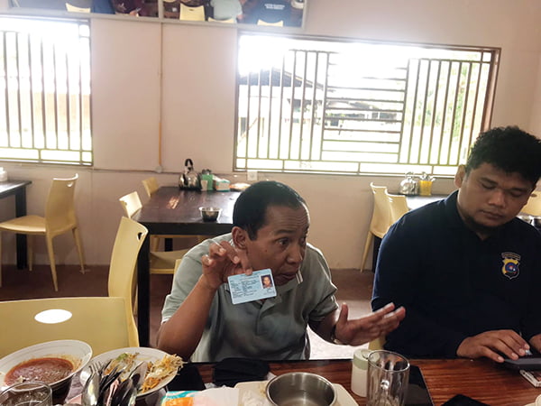 WAWANCARA— Nofrizon saat diwawancara oleh sejumlah awak media di Lubuk Basung, Minggu (21/2).