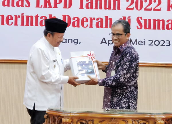 RAIH PENGHARGAAN— Bupati Agam Andri Warman menerima penghargaan Opini WTP atas LKPD Tahun Anggaran 2022 yang diserahkan langsung oleh Kepala BPK Perwakilan Sumbar Arif Agus, Jumat (12/5).